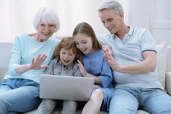 Boldog család felfedezése online kommunikáció — Stock Fotó
