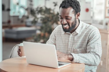 Yakışıklı neşeli bağımsız çalışma