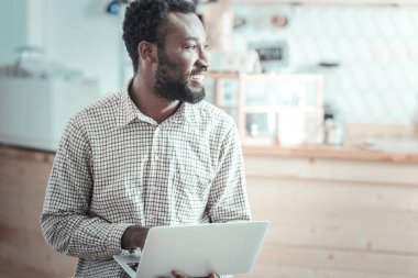 Bir netbook kullanan mutlu güzel adam