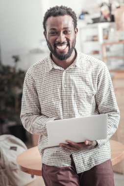 Sana bakarken mutlu güzel adam