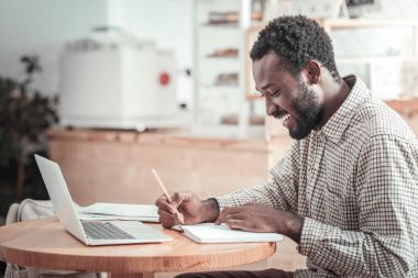 Mutlu mutlu öğrenci onun ders okuma