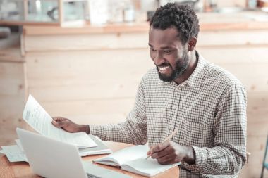 Neşeli pozitif adam eve görevini hazırlanıyor