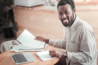 Güzel neşeli adam finale hazırlanıyor