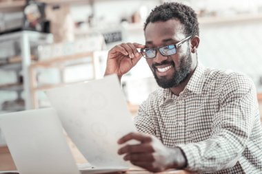 Gözlüğünü tamir neşeli iyi adam