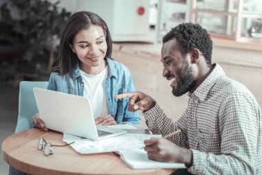 Dizüstü bilgisayar ekranında işaret olumlu mutlu adam