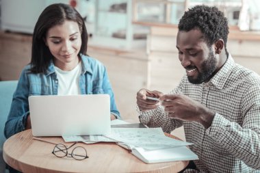 Mutlu pozitif adam fotoğraf çekme