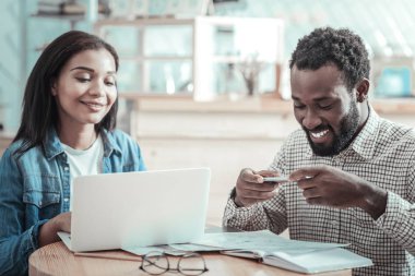 Onun ders notları bir fotoğraf çekici neşeli akıllı adam