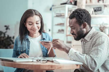Kafede oturan güzel memnun öğrenci