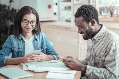 Olumlu mutlu insanlar istimal onların akıllı telefonlar