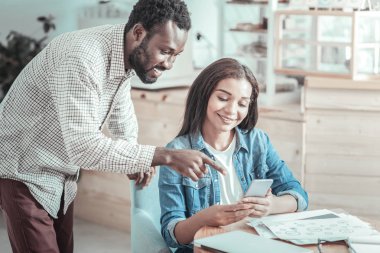 Smartphone vasıl işaret memnun iyi adam