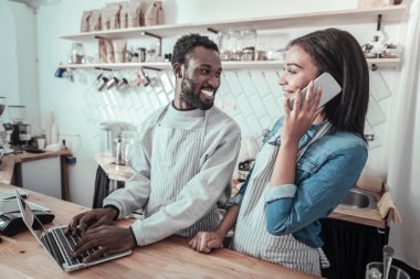 Birlikte çalışan güzel pozitif kişiler