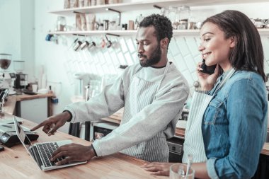 Güzel yakışıklı netbook ekran işaret