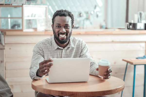 Un hombre alegre y positivo mirándote — Foto de Stock