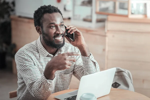 Encantado hombre amigable tener una conversación telefónica — Foto de Stock