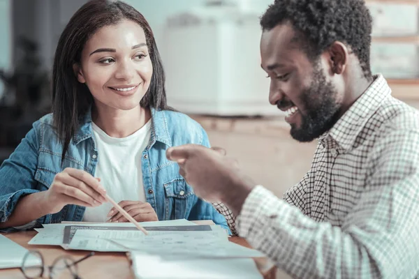 Güzel genç kadın onun arkadaşı arıyor