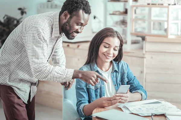 Smartphone vasıl işaret memnun iyi adam