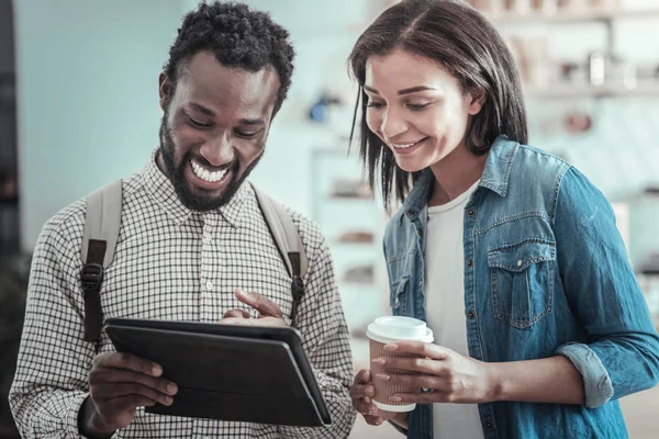 Blij positieve mensen kijken naar de Tablet PC-scherm — Stockfoto