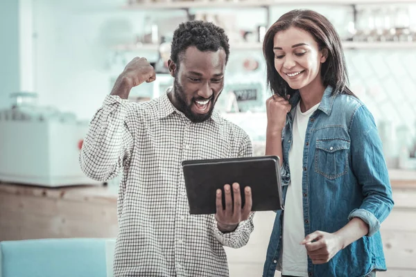 Jeunes gens joyeux regardant l'écran de la tablette — Photo