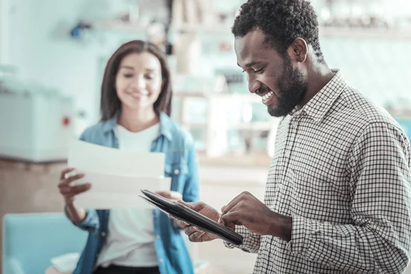 Joven feliz usando una tableta — Foto de Stock