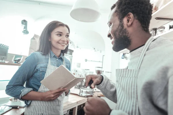 Onun meslektaşı seyir hoş olumlu adam