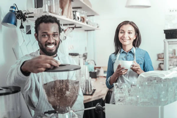 Positivo bom homem preparando café — Fotografia de Stock