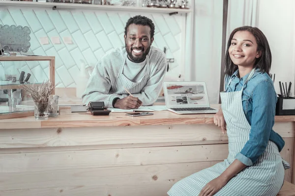 Köşede oturan güzel genç kadın