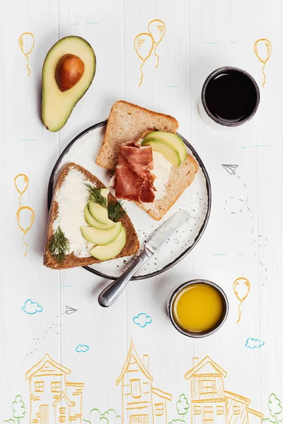 Placa con sándwiches standign en la mesa —  Fotos de Stock