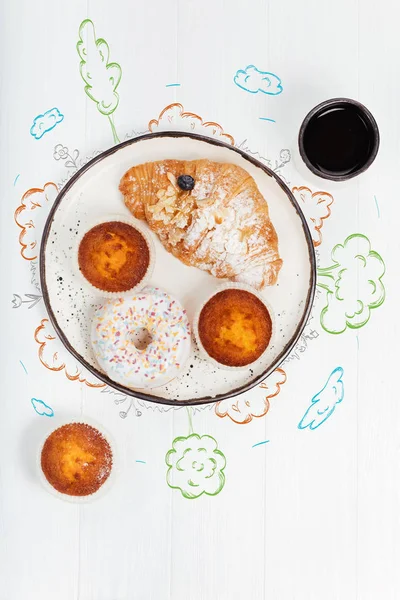 Pohled shora desky s zapečený croissant a košíčky — Stock fotografie