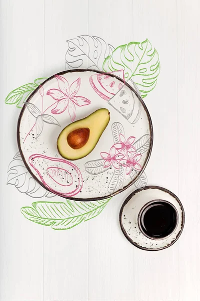 Draufsicht auf Avocado, die auf dem Tisch liegt — Stockfoto