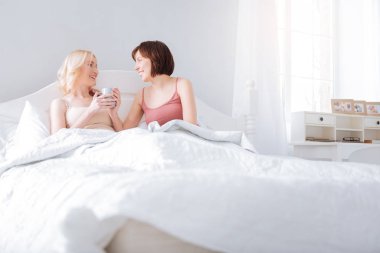 Güzel neşeli çift yatakta kalmak