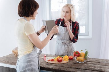 Bir defter tutan hoş güzel kadın