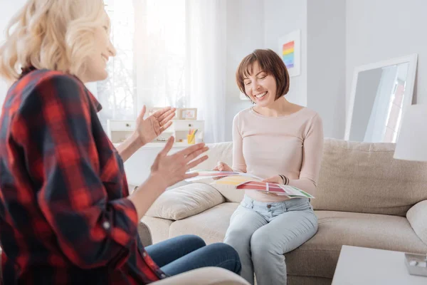 Радостные позитивные женщины обсуждают цвета — стоковое фото