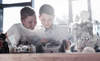 Parlak arkadaşları kendi atölyesinde robot makineleri sürüş oluşturmak yoluyla