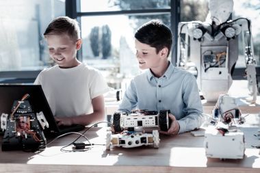 Akıllı çocuklar onların robotlar için program üzerinde çalışıyor