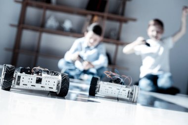 Çocuklar evde onların yeni robotları ile oynuyor