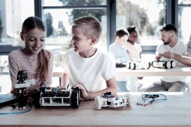 Sevimli gençler yeni robot makine üzerinde konuşuyor