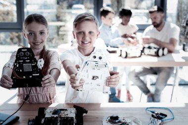 Gurur çocuklar onların robotlar atölye gösteren