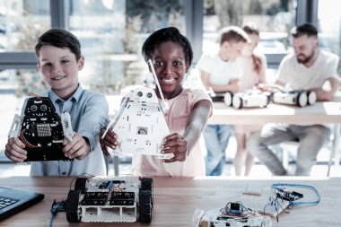 Sevimli genç robot makinelerinin gösterilen