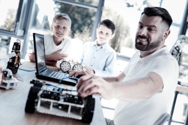 Dost öğretmen öğrencilere Robotik makineler ile yardım