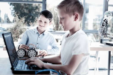 Laptop yeni robot araç üzerinde çalışma arkadaşlarım