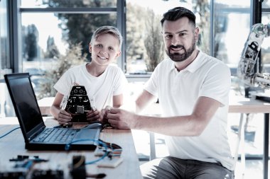 Neşeli erkekler yeni robot makinede çalışan