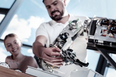 Erkek yandan robot dokunmadan seçici odak