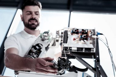 Robot makinede çalışan adam düşük açılı çekim