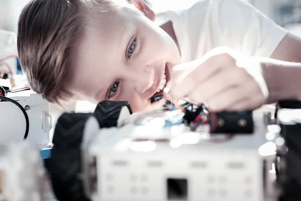 Close up de menino animado construindo máquina robótica — Fotografia de Stock