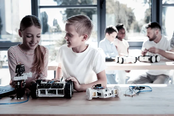 Adorables jeunes qui parlent sur une nouvelle machine robotique — Photo