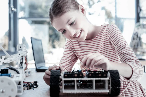 Όμορφο κορίτσι χαμογελά κατασκευάζοντας ρομποτικό όχημα — Φωτογραφία Αρχείου