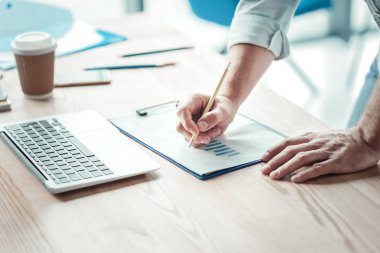 Erkek elinde o çizim grafiği yakın çekim