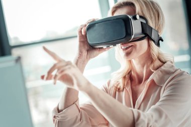 Olumlu memnun sarışın gözlüklü