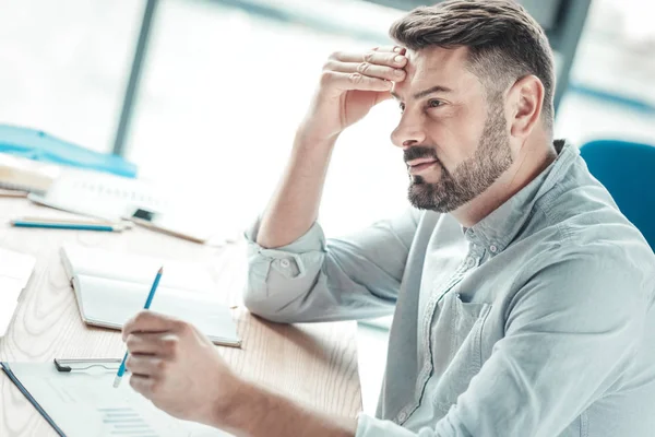 Positivo hombre barbudo encantado siendo profundo en pensamientos — Foto de Stock