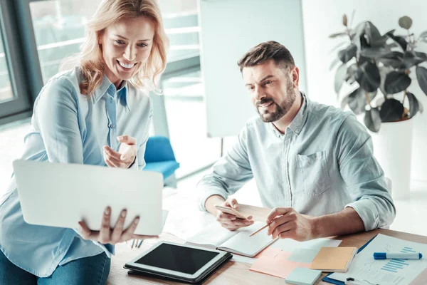 Socios alegres discutiendo su plan — Foto de Stock